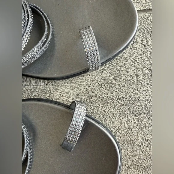 Vince Camuto Silver Strappy Toe-Ring Sandals - Picture 7 of 9